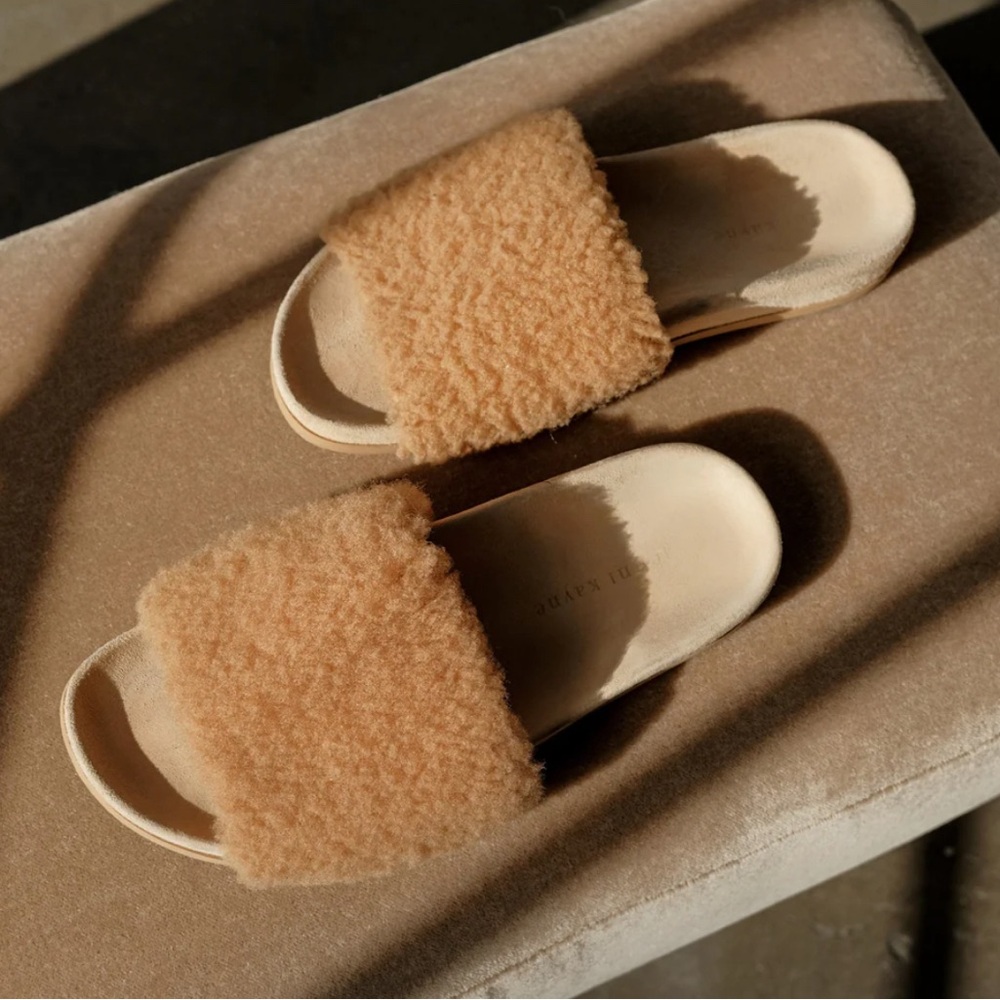 Jenni Kayne shearling slides in neutral size 38